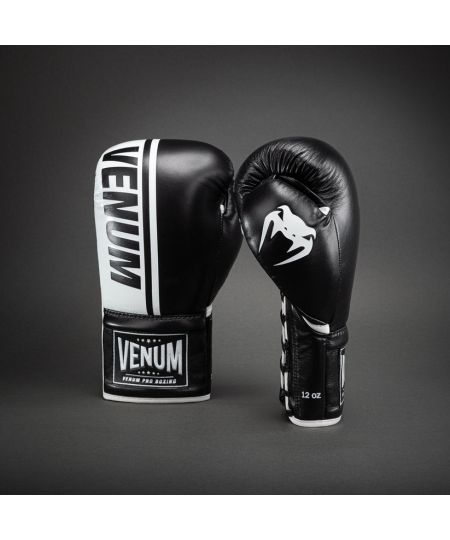 Venum Shield Pro bokshandschoenen met veters - zwart/wit