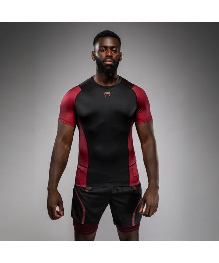 Venum x Assassin’s Creed Shadows Korte Mouwen Rashguard voor Mannen - Bordeaux/Zwart