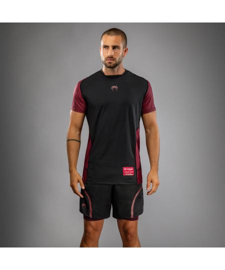 Venum x Assassin’s Creed Shadows Heren Dry-Tech T-Shirt - Bordeau/Zwart